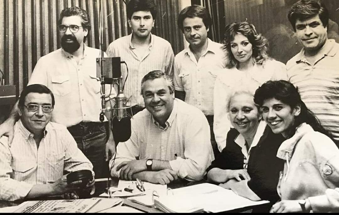 Una foto con pioneros: De pie: Rodrigo Briones, Ariel Prado, José Luis Stagni, Liliana Biere, Carlos Montalto. Sentados: Hugo Cacho Cortez, Carlos Sicilia, Milka Durán y Silvina Carbonari en "Hola país" (Radio Nihuil). 