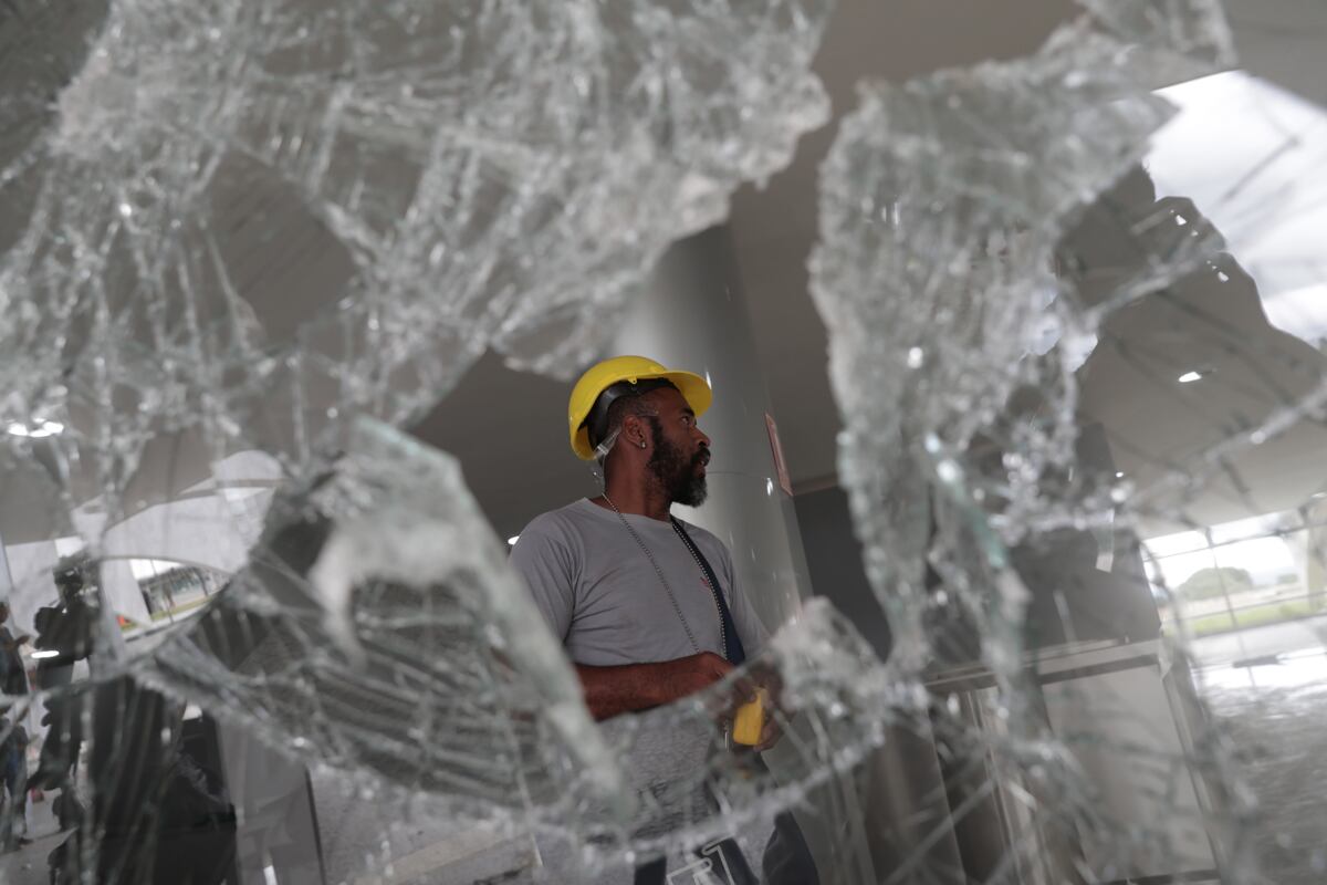 destrozos en el Palacio de Planalto luego de que manifestantes bolsonaristas se tomaran en la víspera la Plaza de los Tres Poderes para invadir los edificios gubernamentales, en Brasilia (Brasil). EFE