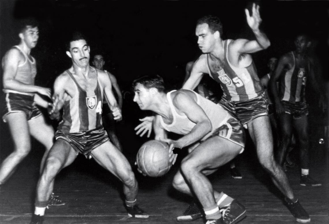 El Negro en acción, durante la final ganada el 3/11/1950. / Gentileza.