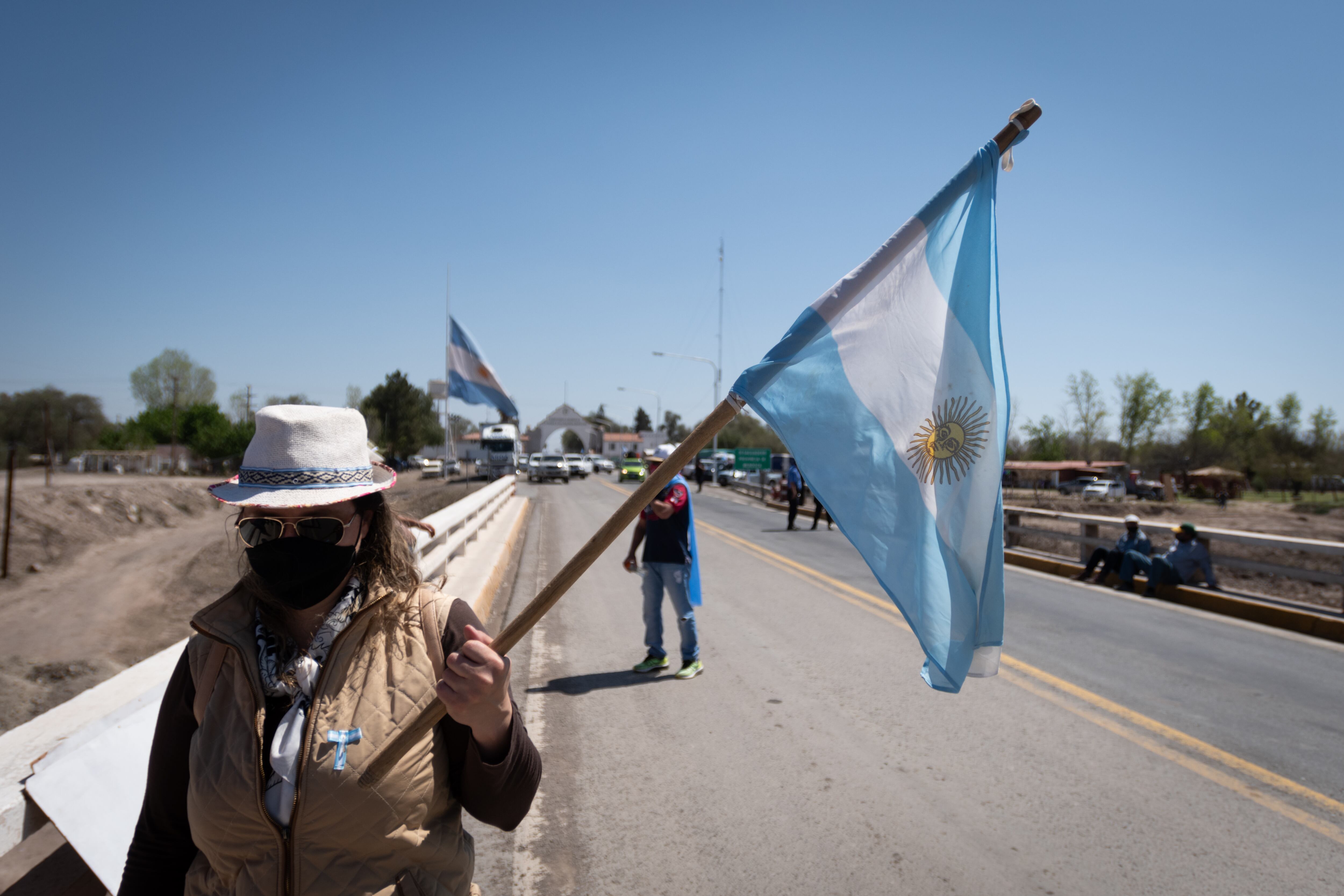 Una productora con bandera en mano reclama la libre circulación para poder ir a sus campos.