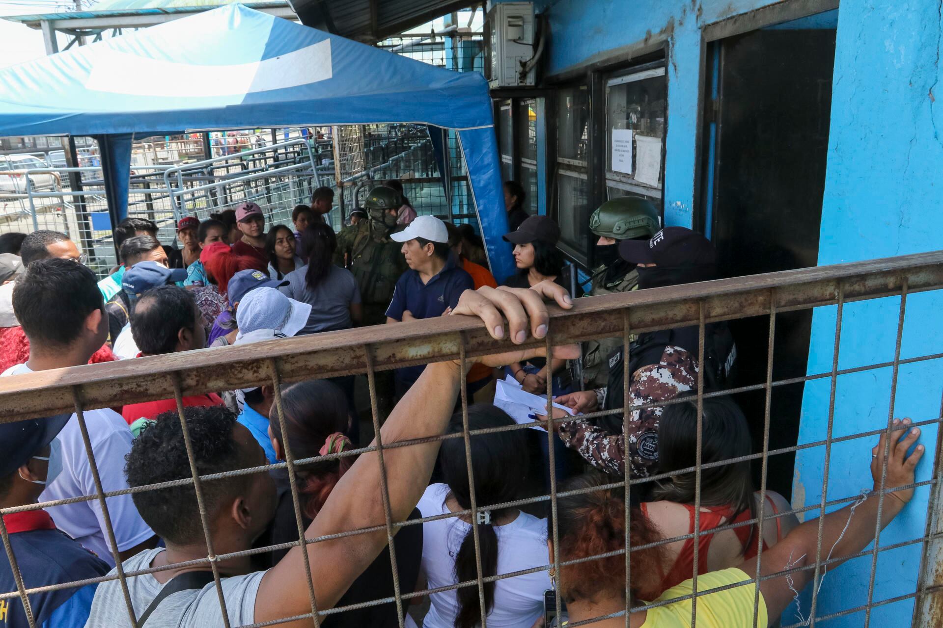 En abril de este año, la Fiscalía General del Estado confirmó que doce personas privadas de la libertad murieron en una reyerta en la Penitenciaria del Litoral, la cárcel más grande y poblada de Ecuador. Foto: EFE/ Jhonatan Miranda