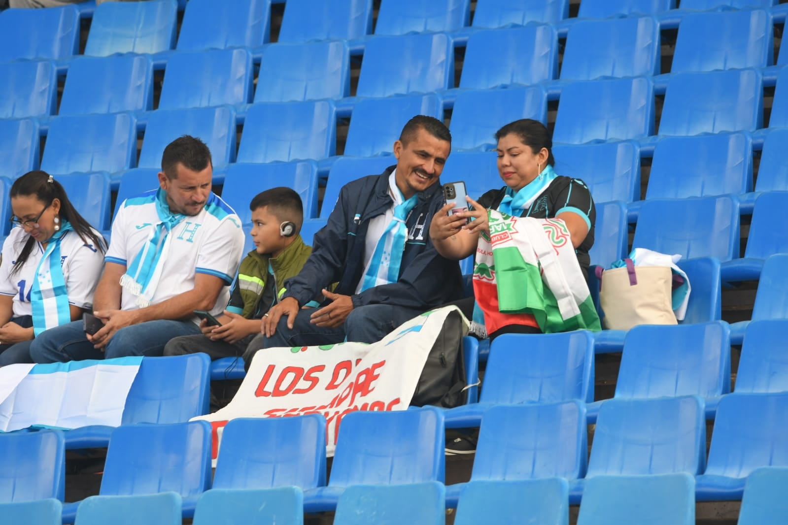 Honduras siempre estuvo cerca: los hinchas centroamericanos le dieron color y calor al Malvinas. Foto: Ignacio Blanco / Los Andes