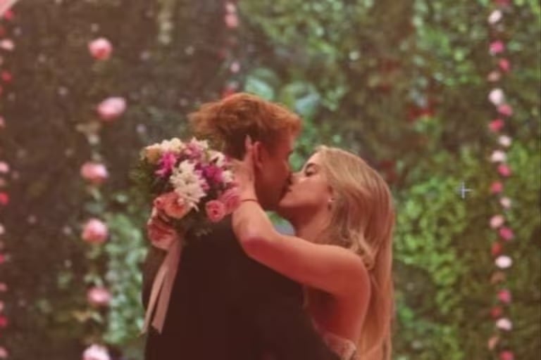 Bautista admitió le costó contratar a su novia para el videoclip de su nueva canción.