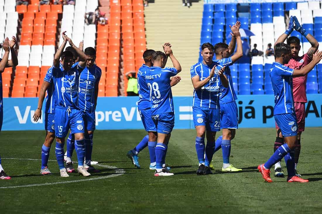 Al termino del partido los jugadores del Tomba saludan a los hinchas tras la victoria ante Banfield por 2 tantos contra 1.
Foto: José Gutierrez.