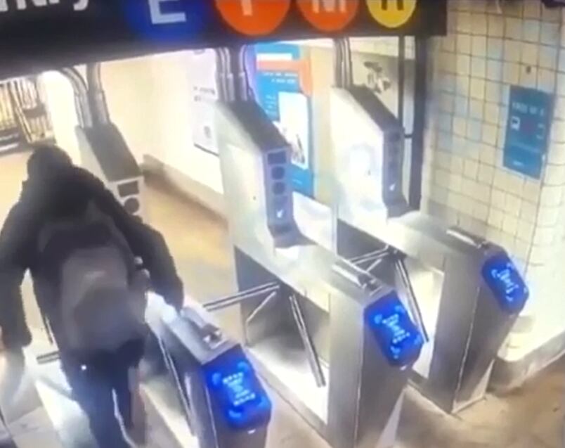 Un joven murió tras caer cuando intentaba colarse en el subterráneo en Nueva York.