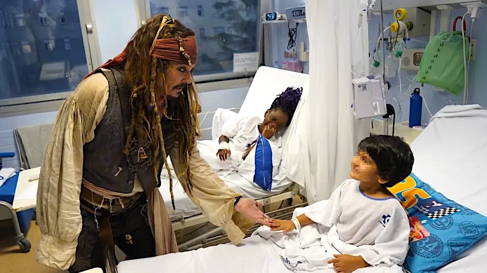 El actor Johnny Depp sorprendió a los niños del Hospital Donostia caracterizado de Jack Sparrow. Foto: Gentileza Irekia