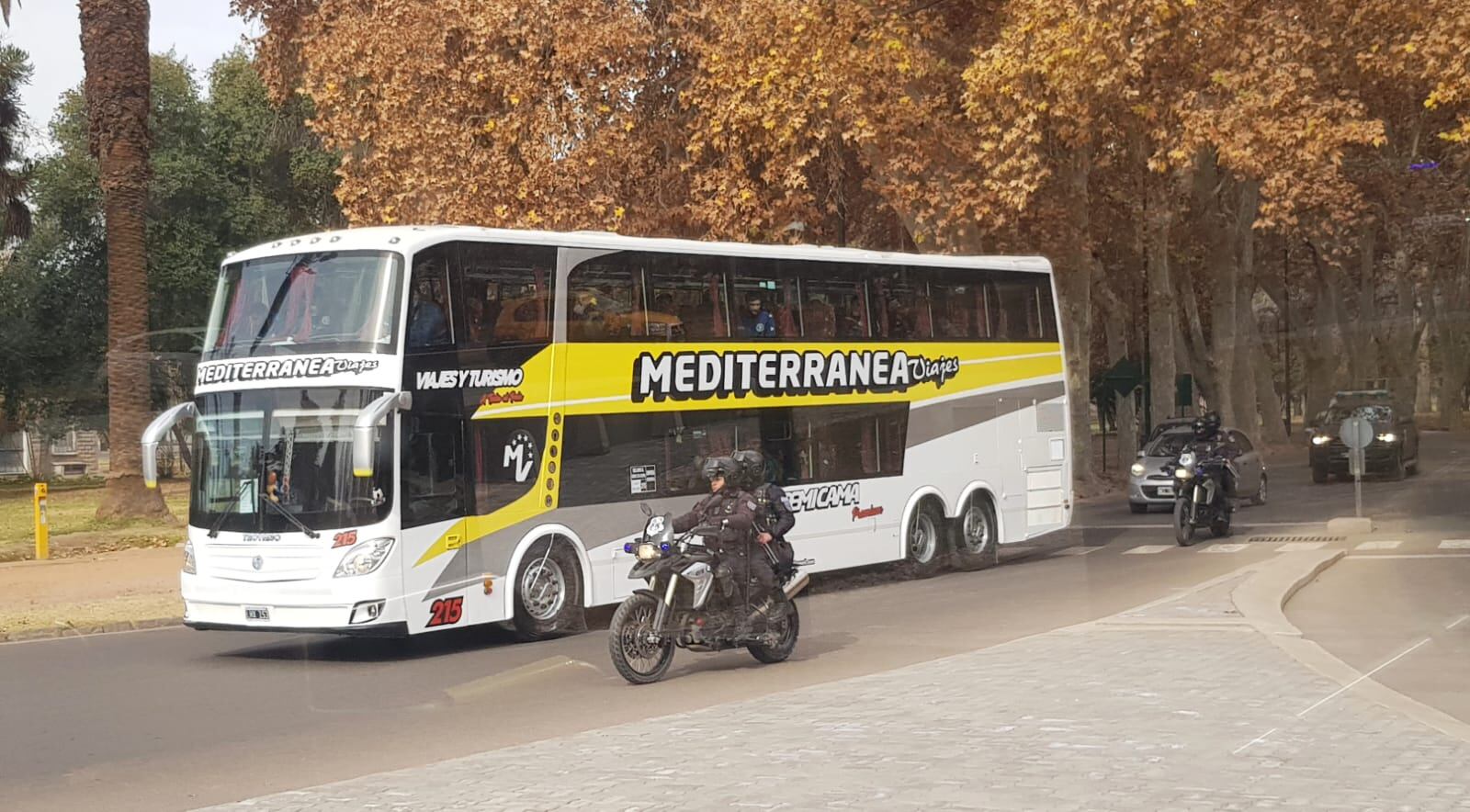 El micro que transportó el plantel de Independiente Rivadavia al estadio Víctor Legrotaglie. / Foto: Orlando Pelichotti (Los Andes).