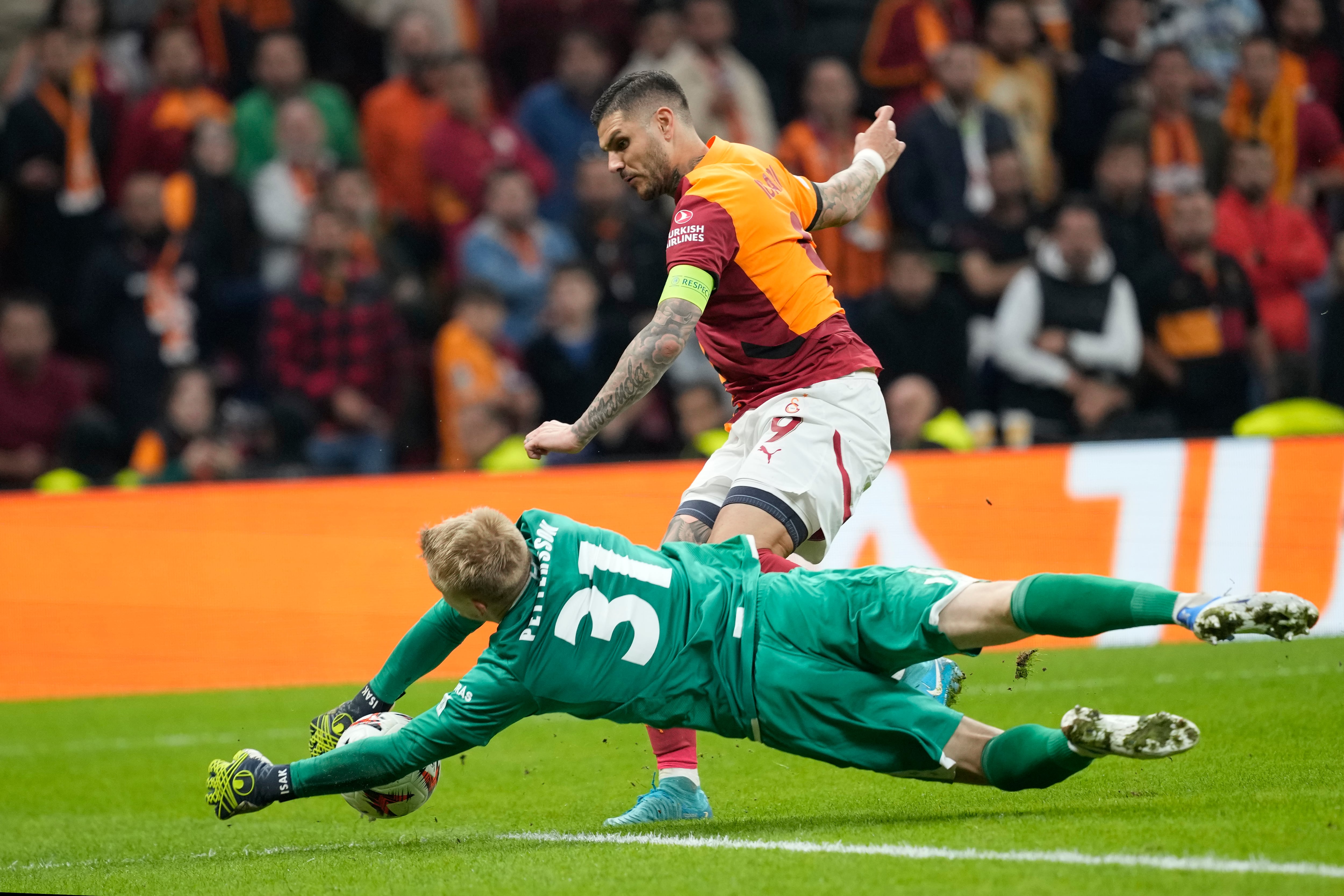 El argentino Mauro Icardi del Galatasaray intenta superar al portero del  Elfsborg Isak Pettersson en el duelo de la Liga Europa del miércoles 23 de octubre del 2024. (AP Foto/Khalil Hamra)