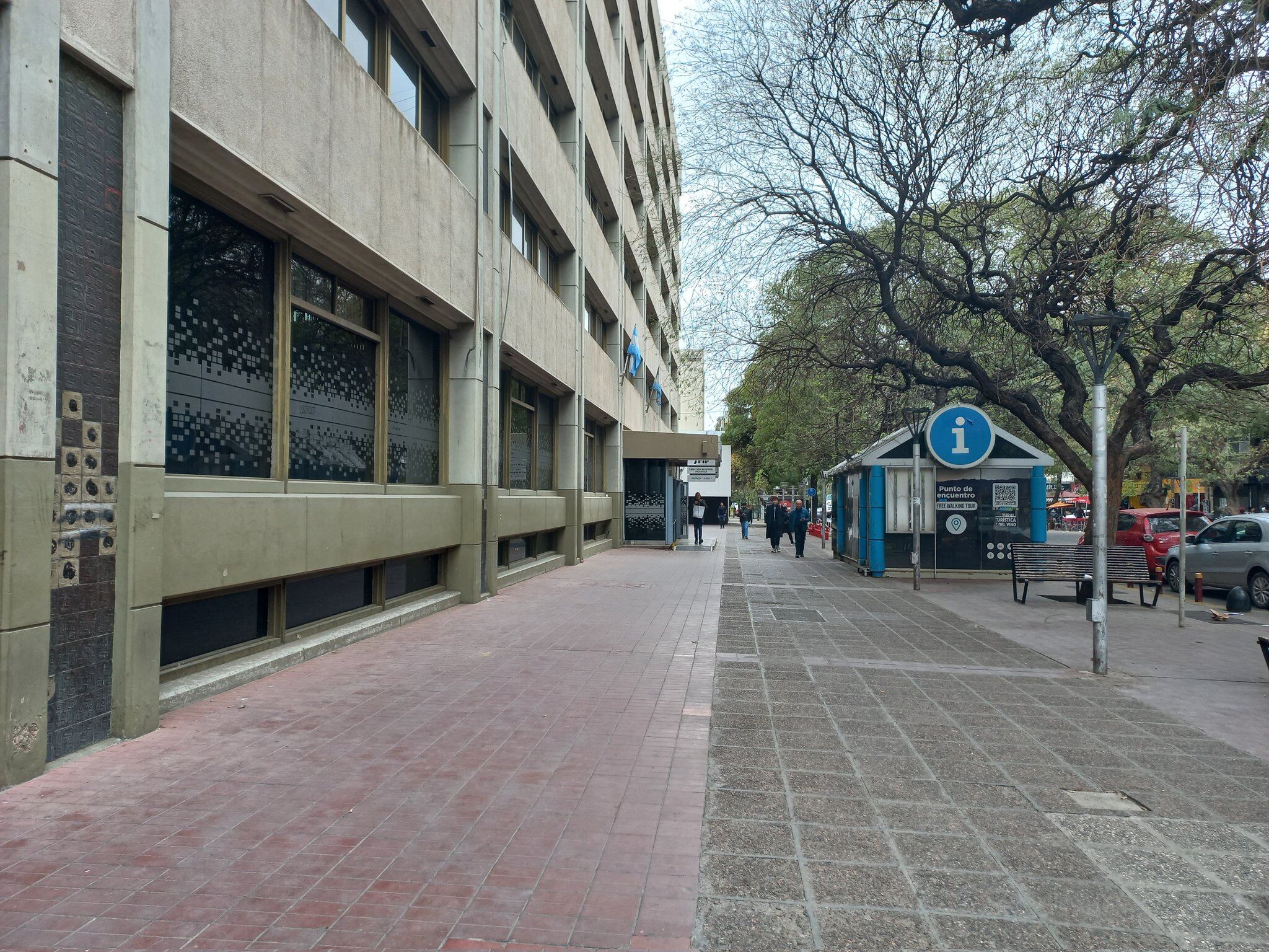 Así se veía la esquina de Garibaldi y San Martín el lunes por la mañana. Foto: Gentileza Silvina Isgró. 