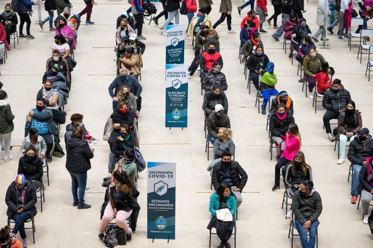 El Aconcagua Arena es el espacio elegido para vacunar a grupos especiales de trabajadores, y suelen ser llamados multitudinarios.