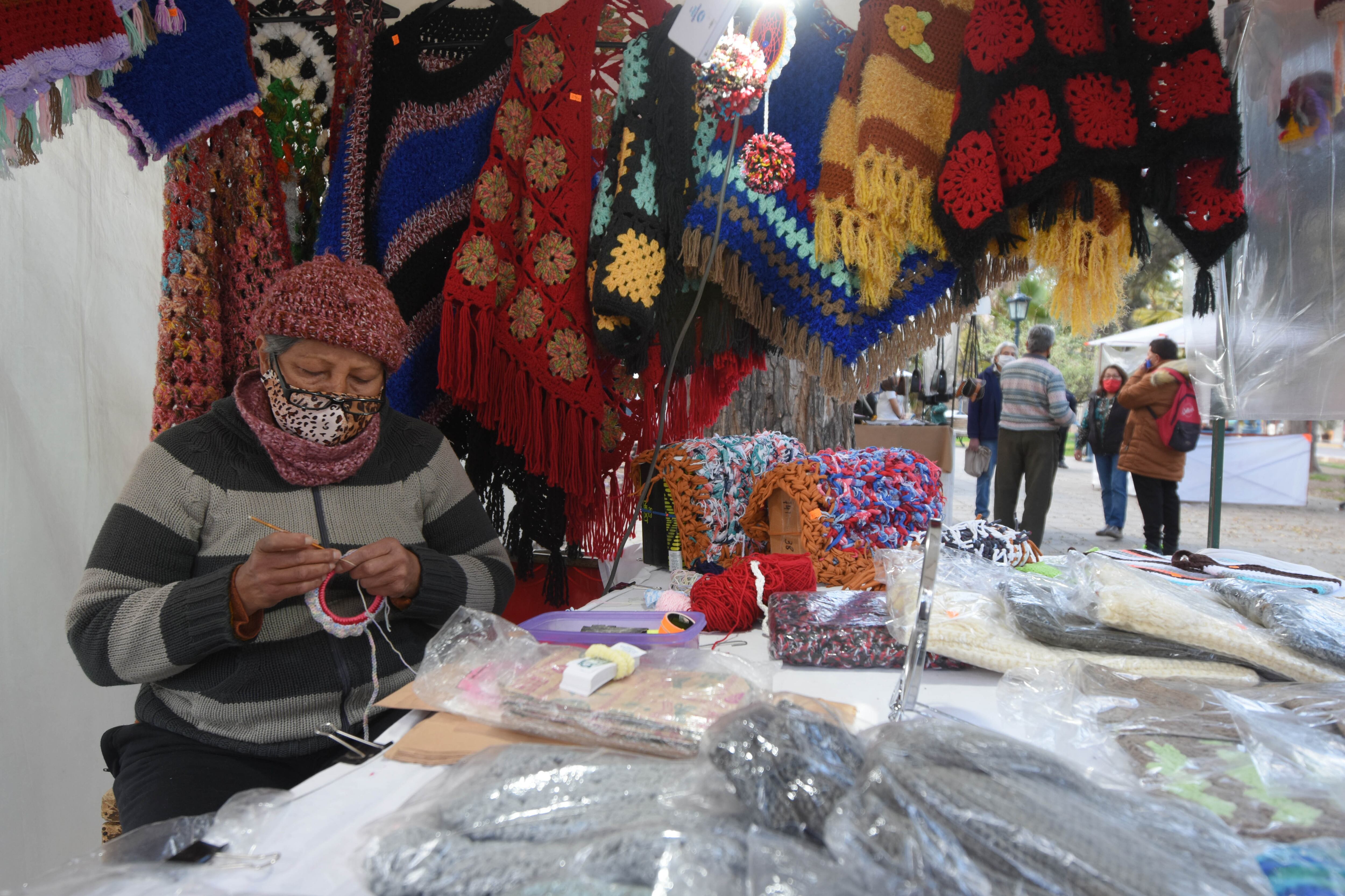 Artesanos regresaron a Plaza Independencia.