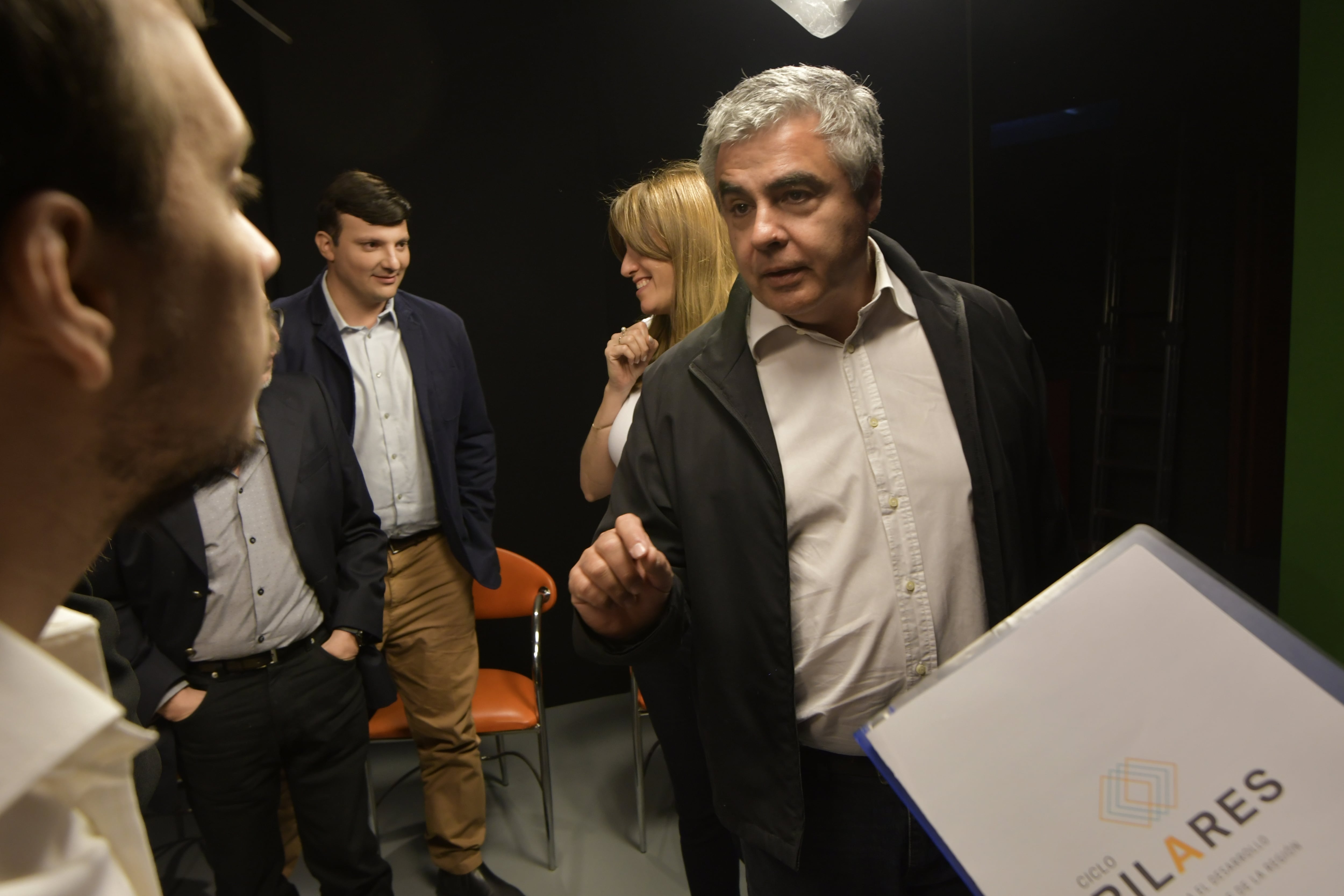 Mauricio Manini (productor) y Raúl Pedone (editor general de Los Andes), en un alto del ciclo. Atrás dialogan Augusto Bernasconi y Julita Nadin (Marketing de Los Andes). Foto: Orlando Pelichotti 