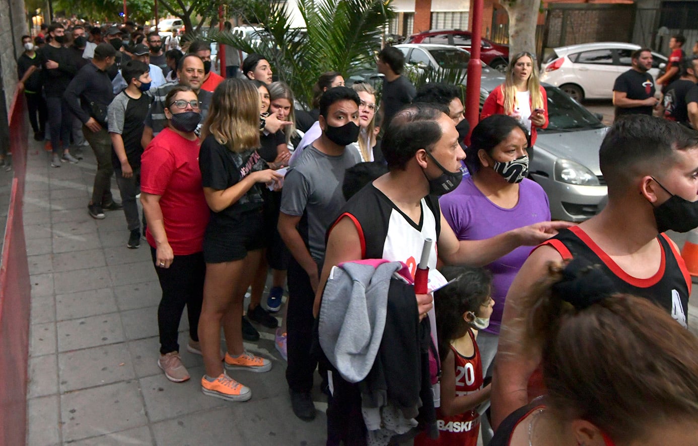 Desde temprana hora, el público hacía fila para ingresar al estadio Polimeni de Las Heras. Foto Orlando Pelichotti