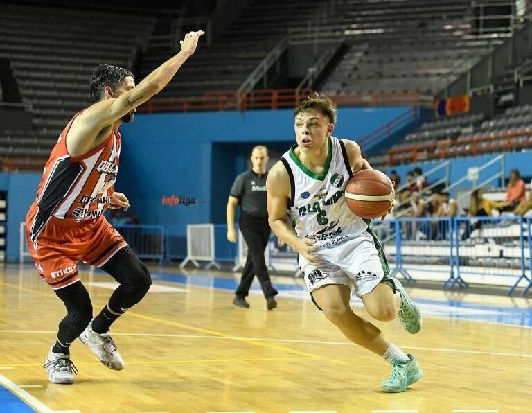 El menor de los hermanos del delantero argentino la rompe jugando al básquet.