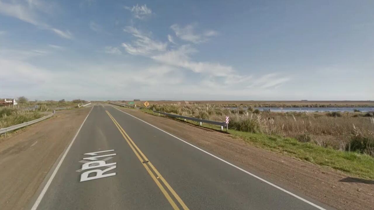 Un auto cayó desde un puente y 5 personas murieron ahogadas en un arroyo.