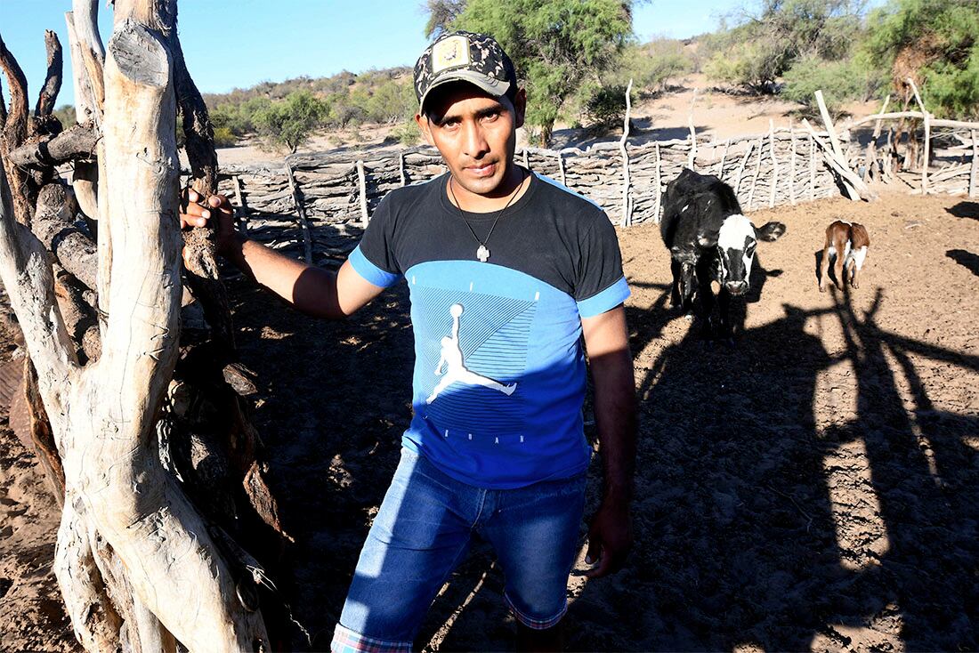 Sequía en campos del departamento de Lavalle, desde el mes de Mayo del 2021 no llueve, y los animales mueren de sed y tambien de hambre al no haber pasto por la escases de lluvia en la zona.
Gustavo Gonzalez de un puesto del paraje El cavadito, en el corral,  preocupado por la sequía y la mortandad de animales 
Foto : José Gutierrez / Los Andes