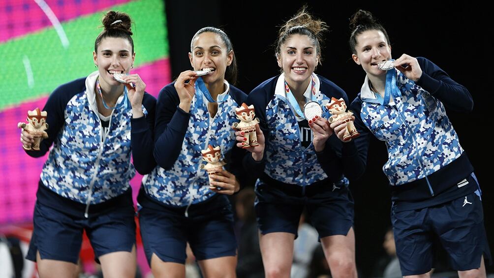 La Selección Argentina femenina, subcampeona: Natacha Pérez, Andrea Boquete, Victoria Llorente y Melisa Greter, con la medalla de plata en Lima 2019.