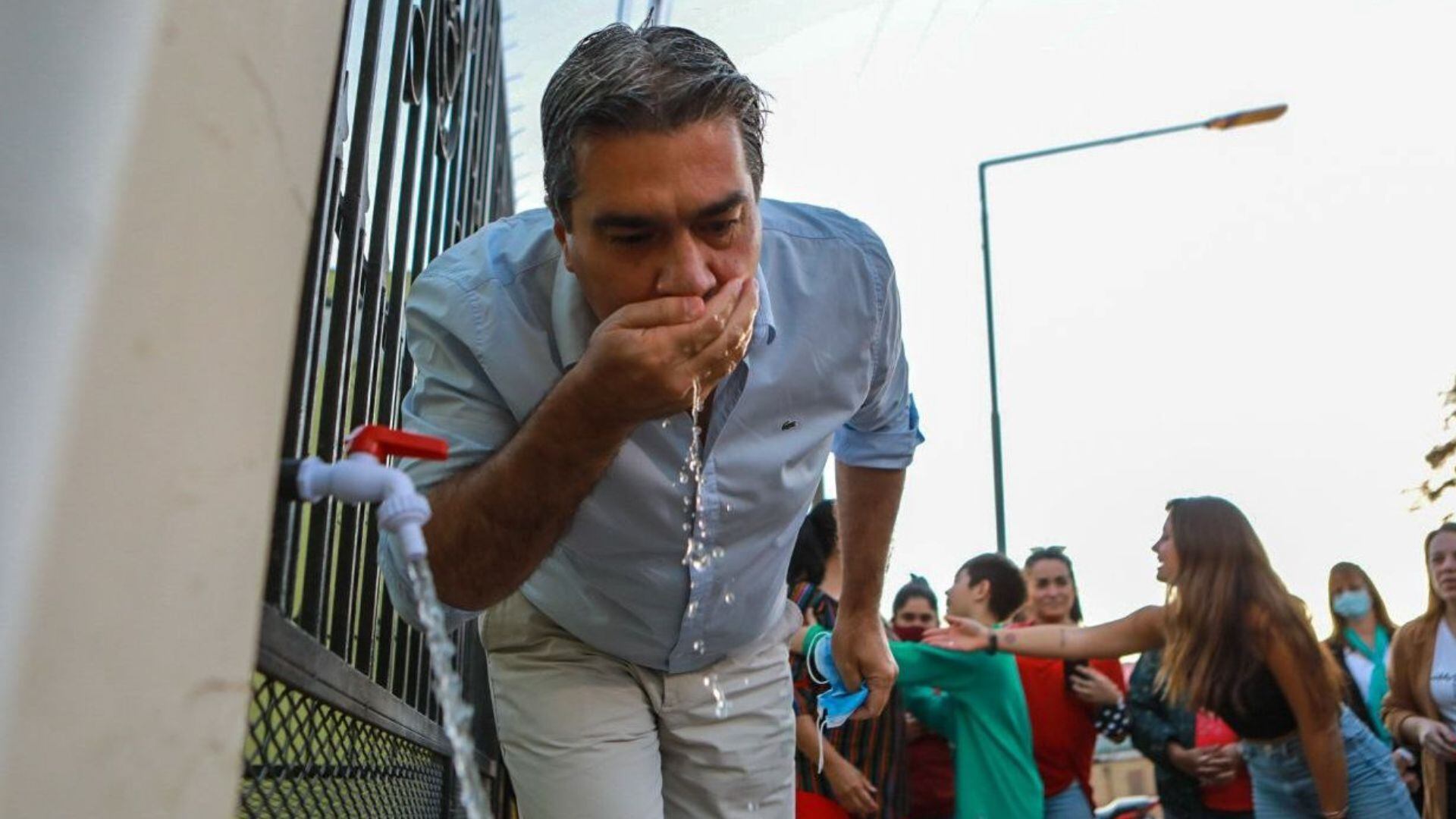 El gobernador chaqueño Jorge Capitanich, cuando inauguraba una canilla (Archivo)