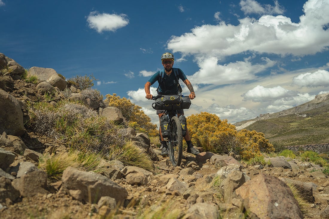 Bikepacking. El mendocino Gonzalo Zamorano practica esta actividad por las rutas sudamericanas.
Viajar en bici con poco para conocer y vivir mucho.