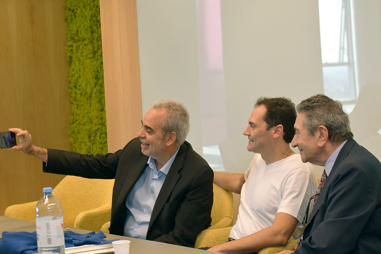 Santiago Ruiz, Mauricio Badaloni y Carlos Abihaggle quisieron tener un recuerdo del momento en que compartieron un panel en el Ciclo Pilares. Foto: Orlando Pelichotti