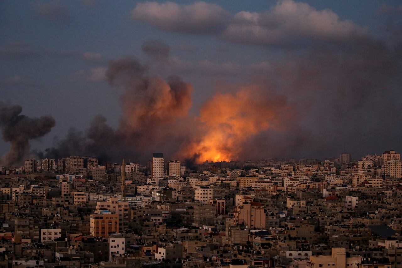 Gaza (---), 12/10/2023.- Smoke rises following an Israeli air strike in northern Gaza City, 12 October 2023. More than 1,400 Palestinians have been killed and over 6,000 others injured, according to the Palestinian Ministry of Health, after Israel started bombing the Palestinian enclave in response to attacks carried out by the Islamist movement Hamas on Israel from the Gaza Strip on 07 October. More than 4,000 people, including 1,500 militants from Hamas, have been killed and thousands injured in Gaza and Israel since 07 October, according to Israeli military sources and Palestinian officials. EFE/EPA/MOHAMMED SABER
