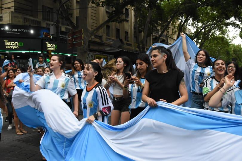 Festejos en Peatonal y San Martín por el triunfo de Argentina contra México.