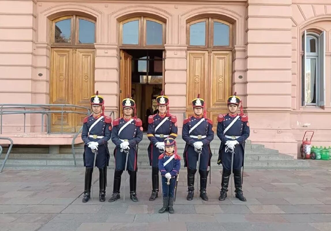 Un nene cumplió el sueño de ser granadero y homenajeó a San Martín en Casa Rosada (Gentileza)