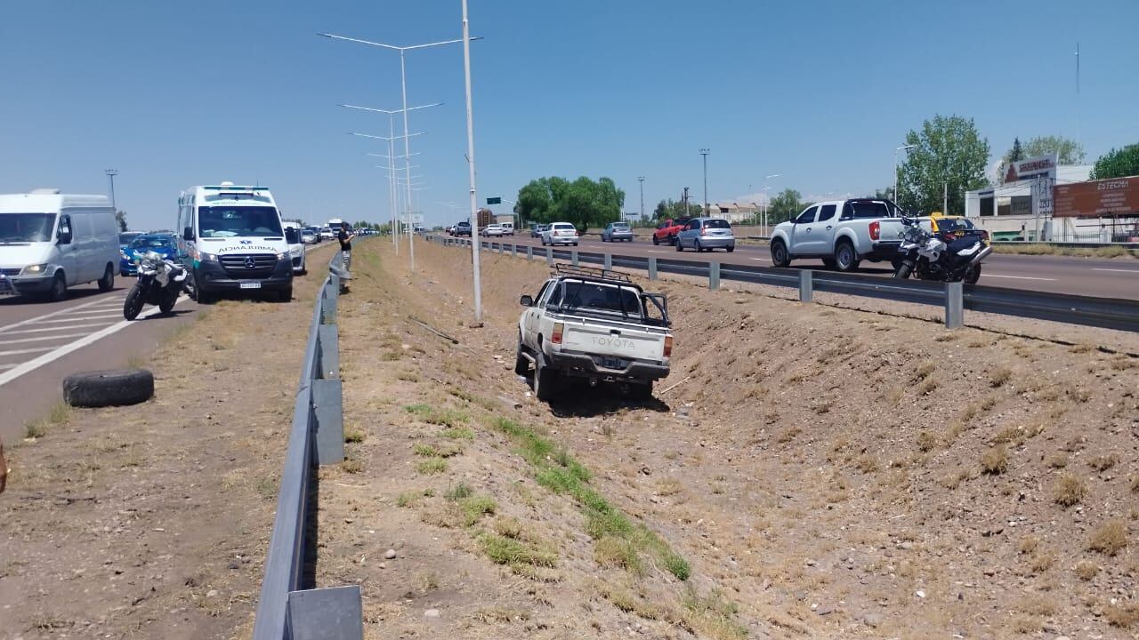 El delincuente perdió el control de la camioneta y terminó volcando - Fuentes policiales