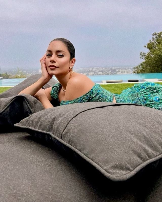 Vanessa Hudgens posó con un traje de baño y mostró su delantera.