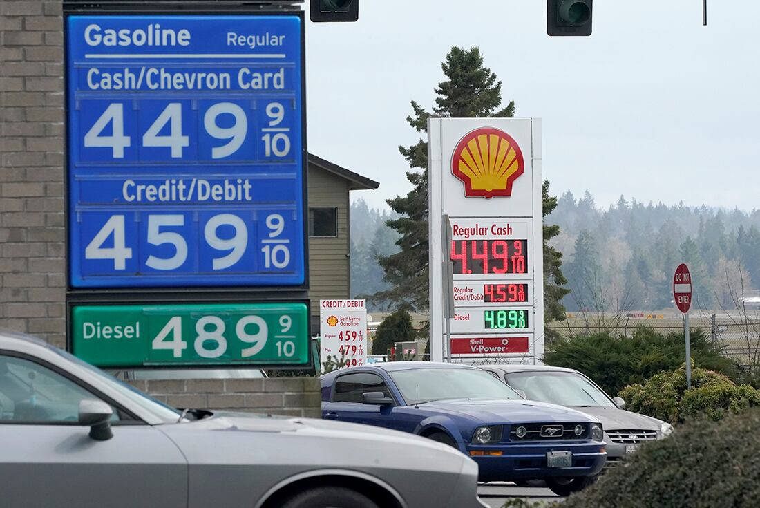 Los pronósticos de la Casa Blanca es que la prohibición de importación de petróleo ruso dispararía los precios de los combustibles, afectando los índices inflacionarios.