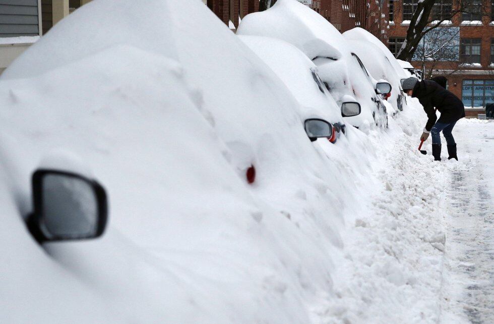 Durante toda la madrugada del jueves nevó en Nueva York y alrededores logrando juntar hasta 30 centímetros de nieve sobre las superficies.