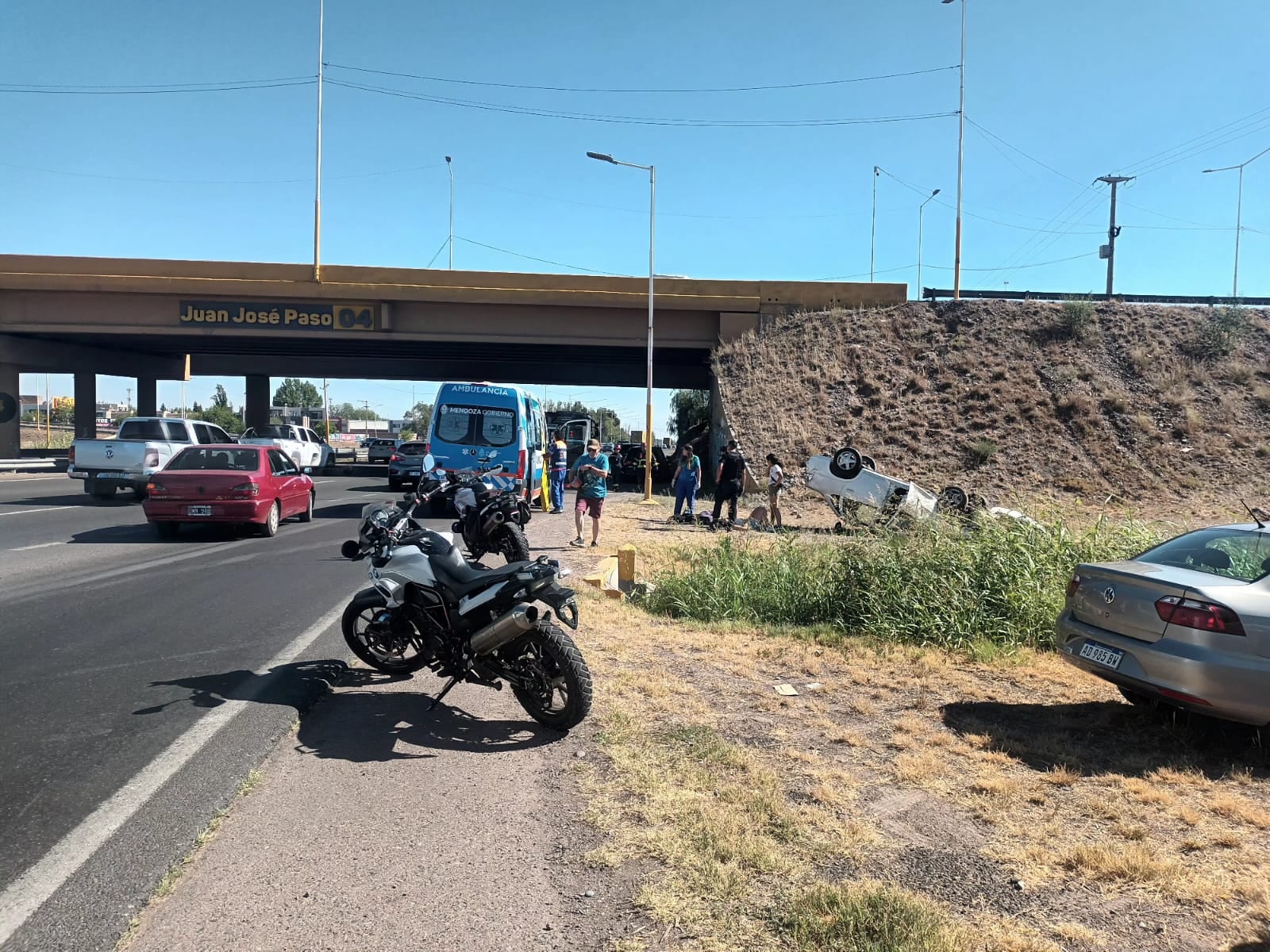 Impactante vuelco en Acceso Sur y Paso: dos jóvenes heridas. Gentileza