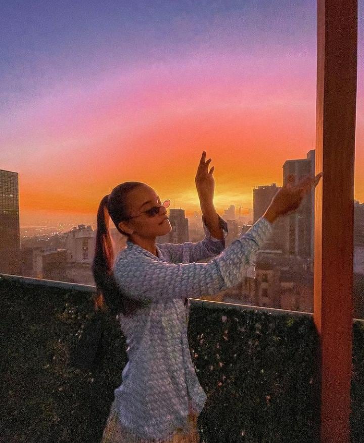 Emilia Mernes posando al amanecer luego de festejar con sus amigos el hit del verano que realizó junto a Duki