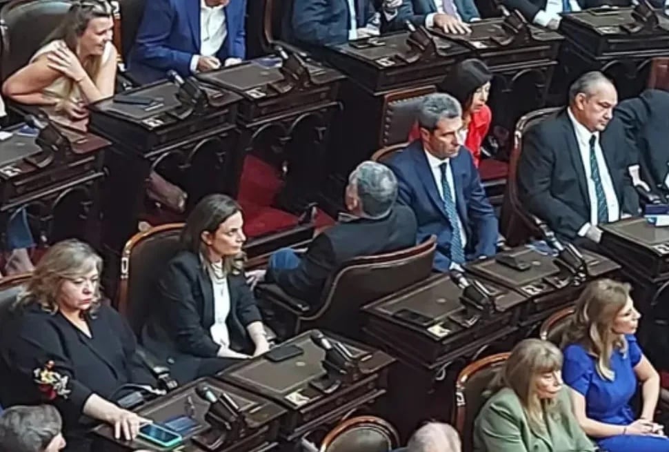 El diputado Mario “Paco” Manrique escuchó el discurso de Milei espaldas. Foto archivo: Captura de video