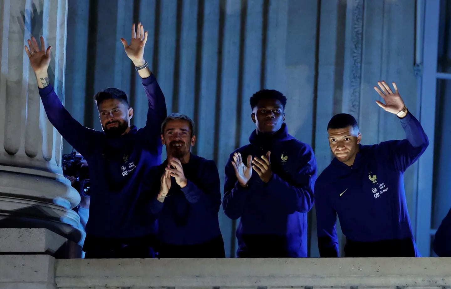 Los jugadores de Francia, recibidos por miles de hinchas en París.