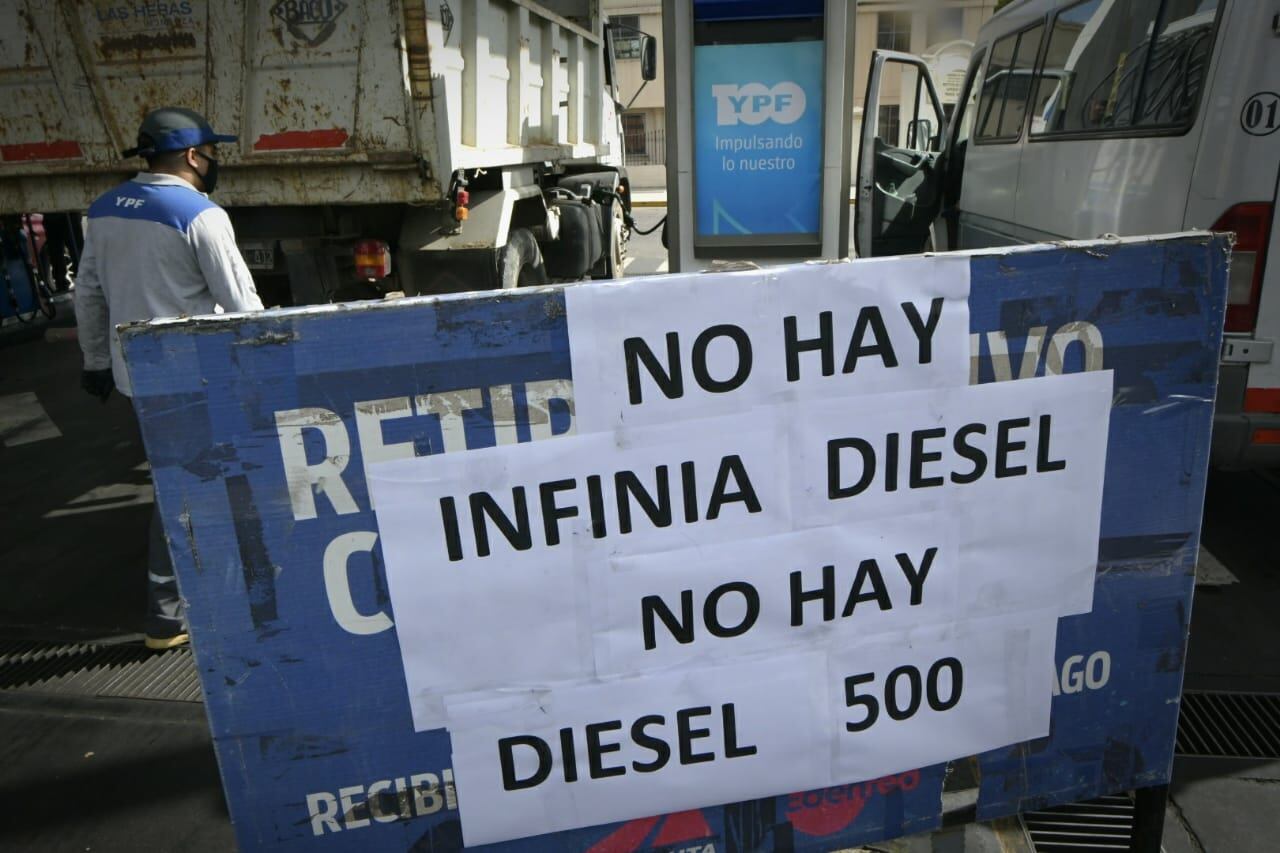 En algunas estaciones de servicio falta gasoil, debido a un aumento de la demanda y diferencias en los precios entre mayoristas y puntos de abastecimiento para el público en general (22/03/2022). Foto: Orlando Pelichotti/Los Andes