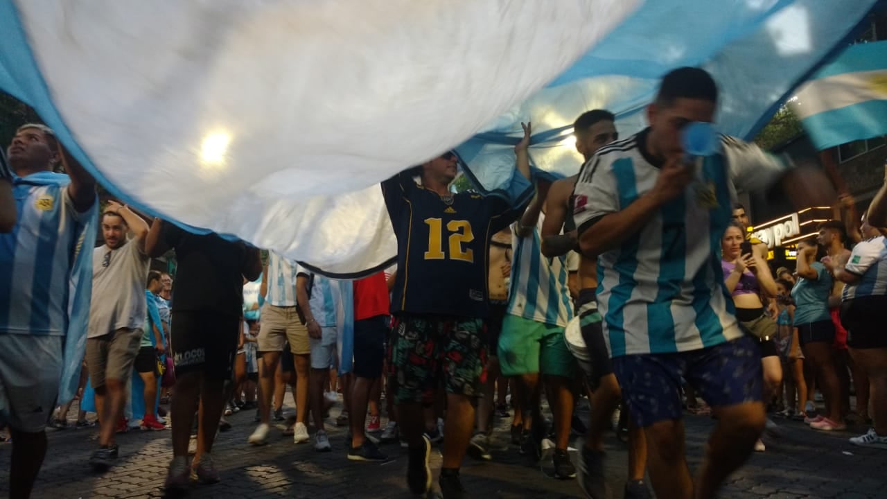 Miles de hinchas salieron a festejar a Peatonal y San Martín cargados de alegría y emoción. - José Gutiérrez / Los Andes