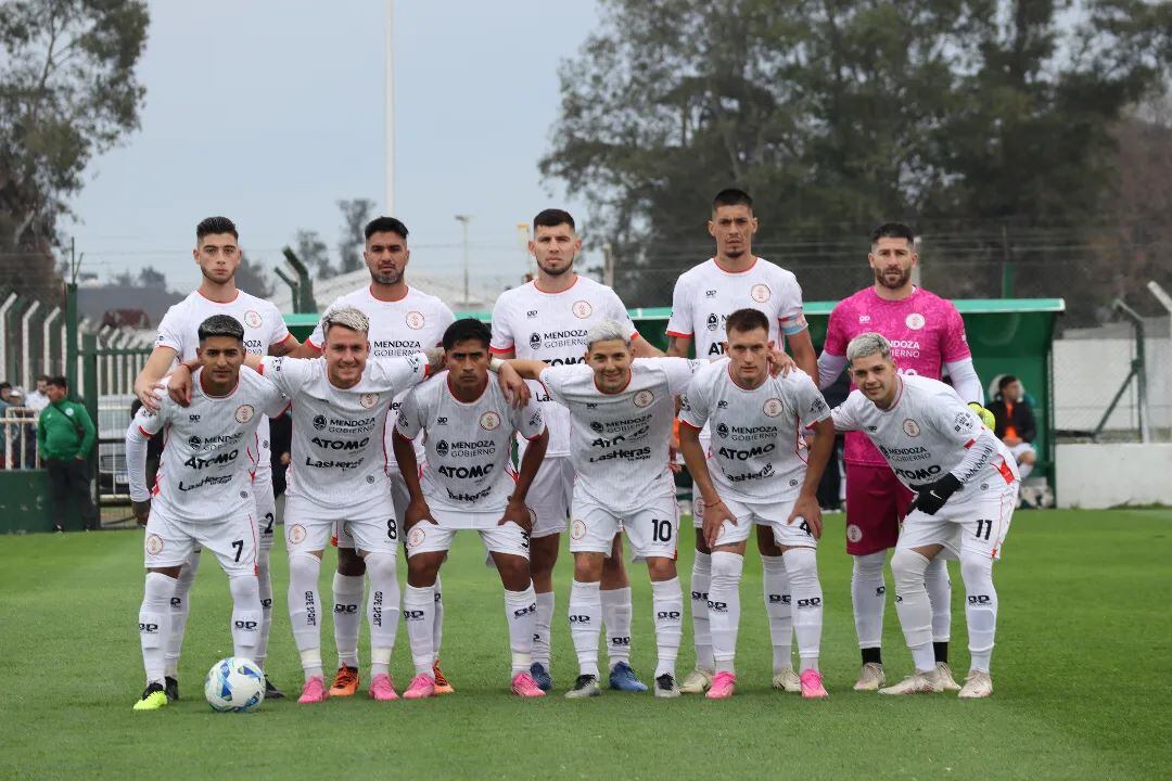 Huracán Las Heras sufrió una dura derrota como visitante. Foto: Instagram @clubhuracanlasheras