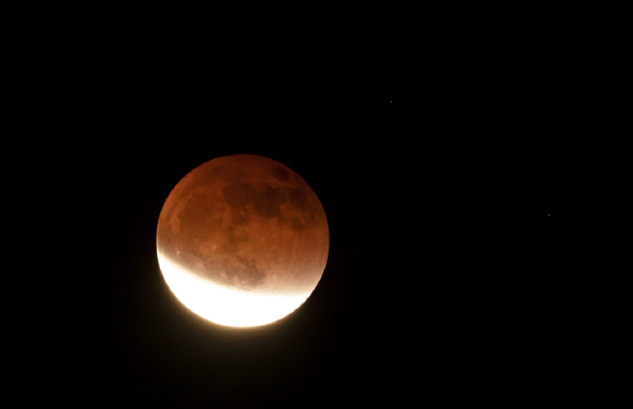 La Luna se tiñó de rojo en un espectacular eclipse total lunar (AP)