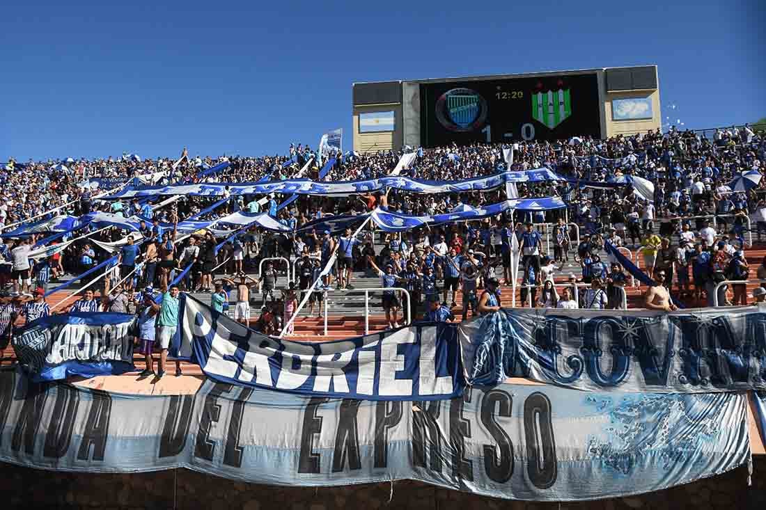 La popular colmada de hinchas alentado al tomba en una tarde donde Godoy Cruz ganó por 2 tantos contra 1 a Banfield.
Foto: José Gutierrez.