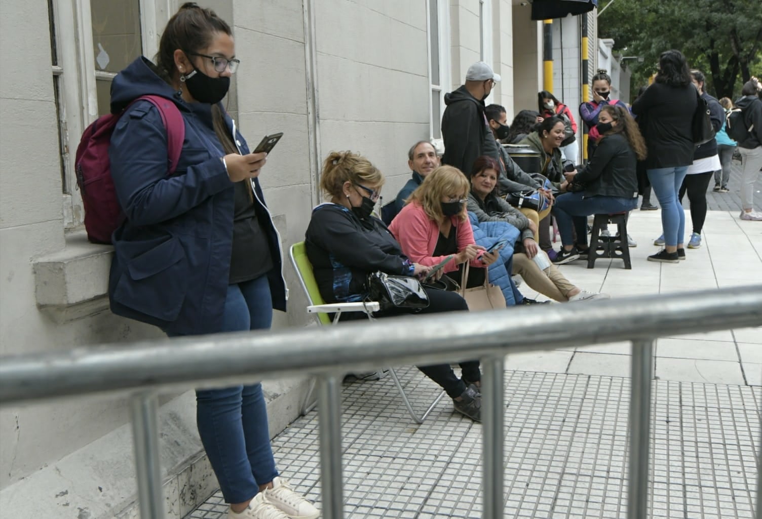 Filas en el teatro Independencia para entradas de la Vendimia 2022 - Orlando Pelichotti / Los Andes