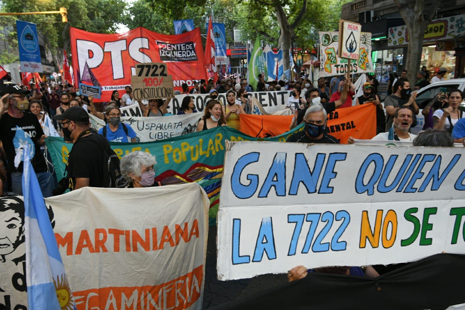 Los asambleístas se reunieron en peatonal y San Martin para luego marchas hasta la legislatura.