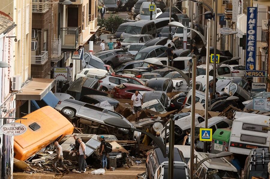 Impactantes imágenes del fenómeno meteorológico apocalíptico que afecta a Valencia. Foto: EFE.