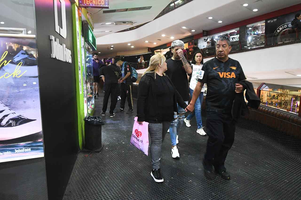 Turistas chilenos de paseo y de compras en Mendoza. | Foto: José Gutiérrez / Los Andes