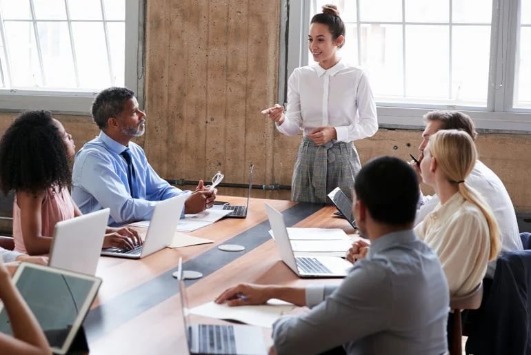 Liderazgo se trata de dejar de culpar al mundo de lo que está sucediendo y empezar a trabajar para cambiarlo. 