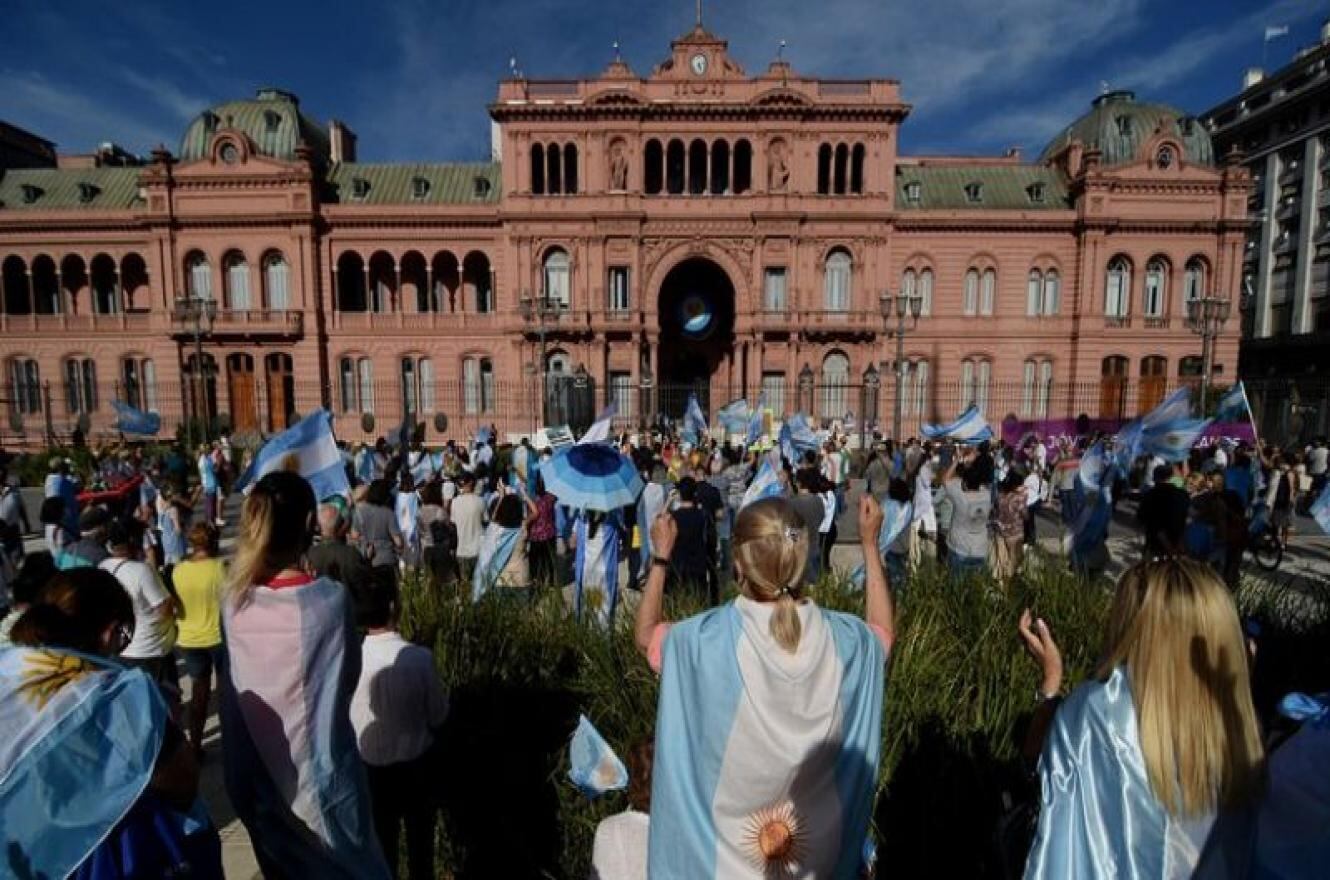 Los ciudadanos se autoconvocaron centralmente frente a la Casa Rosada.