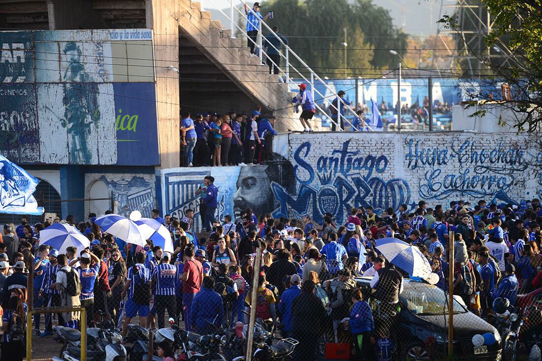 Aunque el club estaba con las puertas cerradas los hinchas igual entraron a festejar.