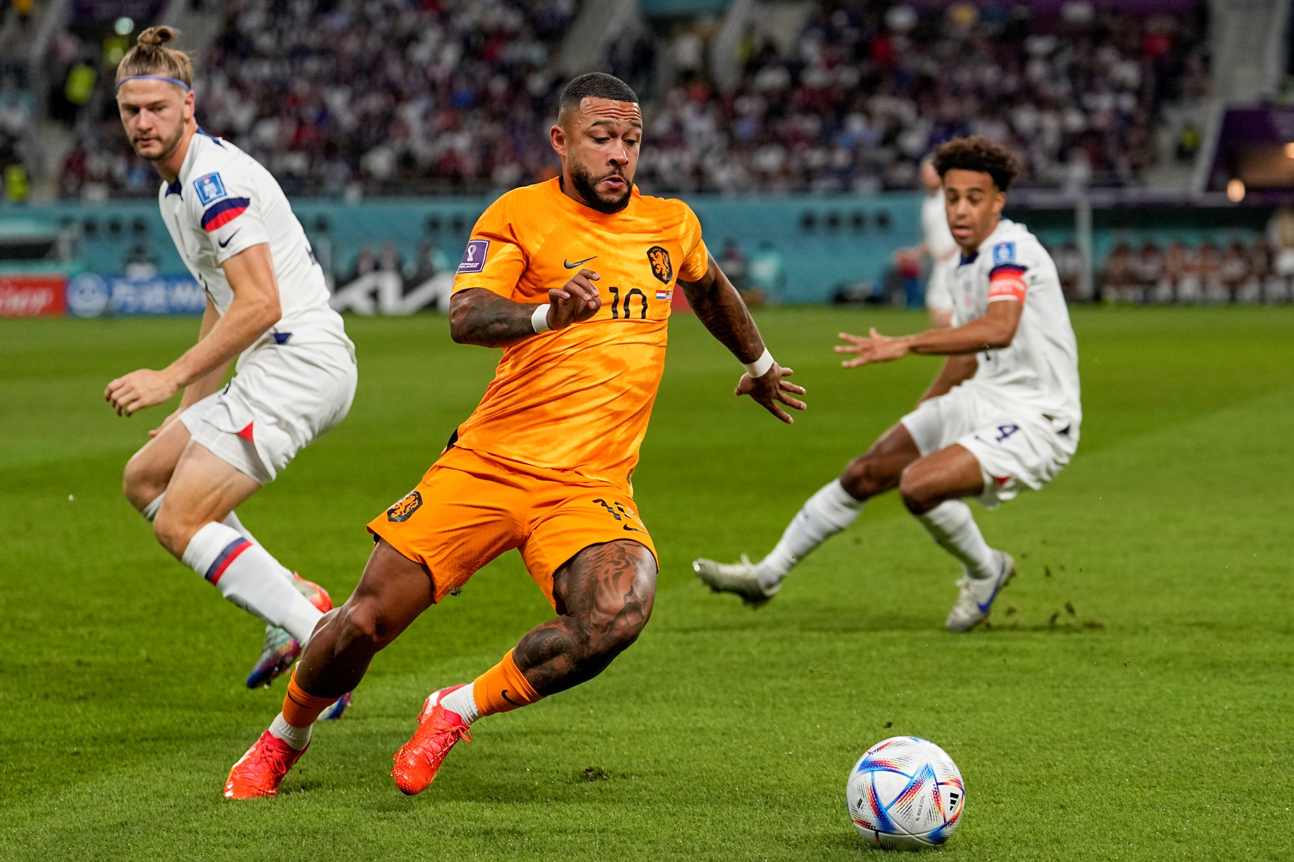 Memphis Depay apareció solo por el medio para definir un gran contragolpe y anotar el 1-0 ante Estados Unidos, por octavos de Qatar 2022. (AP)