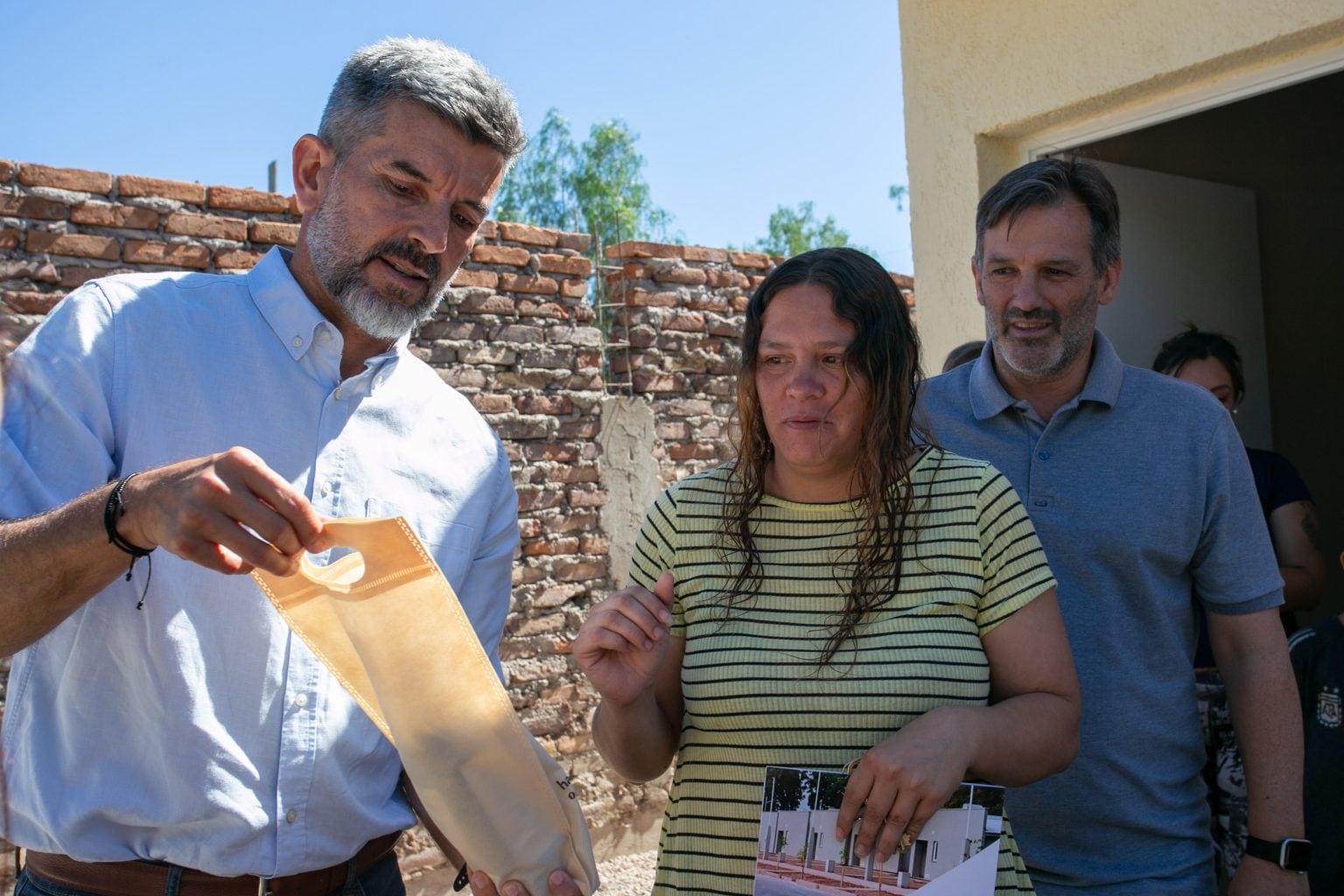 El intendente Ulpiano Suarez, junto a autoridades del Instituto Provincial de la Vivienda, entregó viviendas reconstruidas en el barrio El Libertador