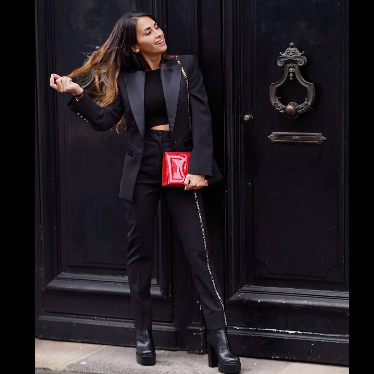 Antonela Roccuzzo posó con una cartera de Dolce & Gabanna.